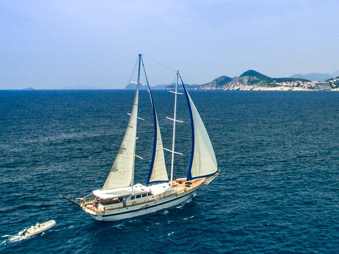 image of the yacht fortuna